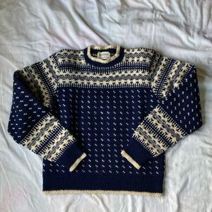 Elegant Navy and Cream Women's Sweater XS
